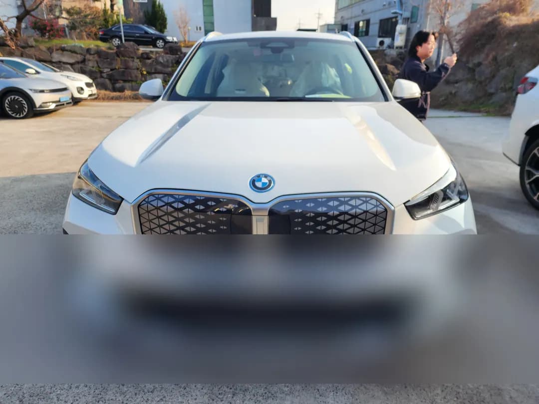 BMW iX1 사진 1